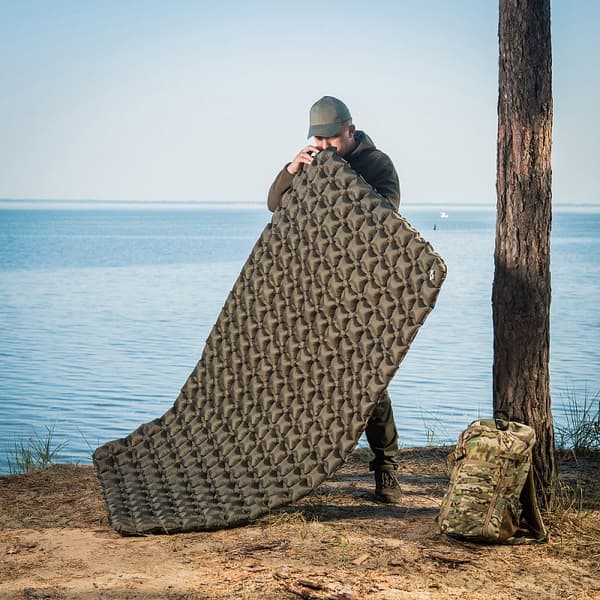 Uppblåsbar liggunderlag 195x120cm M-Tac ultralätt madrass grön