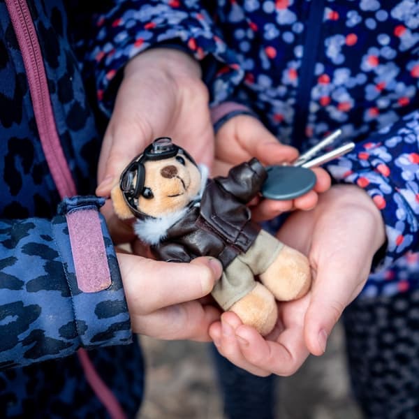 Teddybjörnpilot - maskot, Mil-Tec nyckelring - en present till en pilot, en flygentusiast