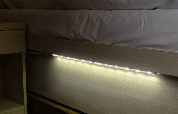Trådløs LED-stribe med bevægelsessensor og timer - 3 strimler, 18 dioder