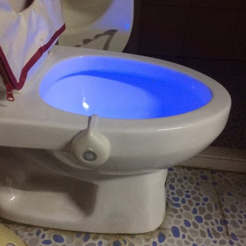 LED-lampe med bevægelsessensor til toilet - 8 farver, skumringssensor, automatisk slukning