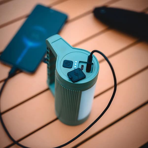 Aurinkotaskulamppu monitoiminen kädessä pidettävä retkeilylamppu
