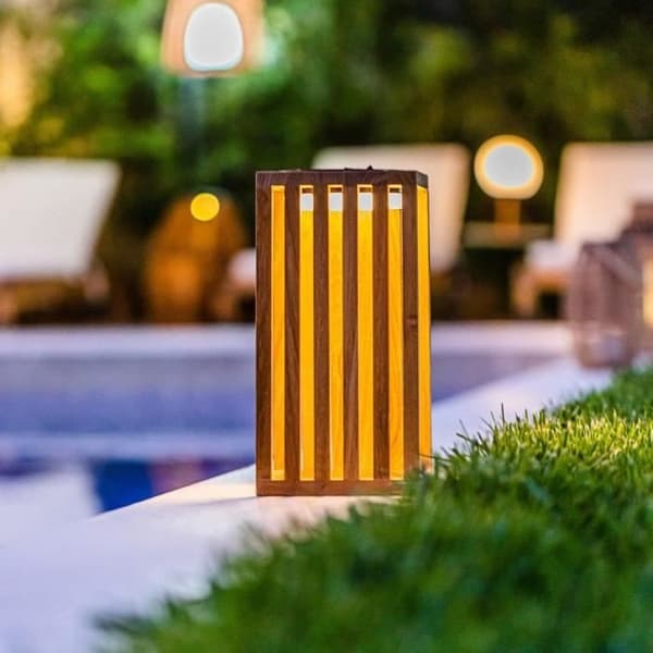 Dekorativ solcellelanterne - LUMISKY - CHENNAI - H30 cm - Massivt teaktræ - Varm hvid LED