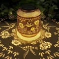 Pikkukuva 6 / 7: OBOSOE Outdoor Solar Lantern ripustuskoukulla – Aurinkoenergialla toimiva puutarhalamppu Perhonen/Kolibri