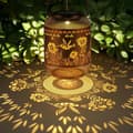 Pikkukuva 7 / 7: OBOSOE Outdoor Solar Lantern ripustuskoukulla – Aurinkoenergialla toimiva puutarhalamppu Perhonen/Kolibri
