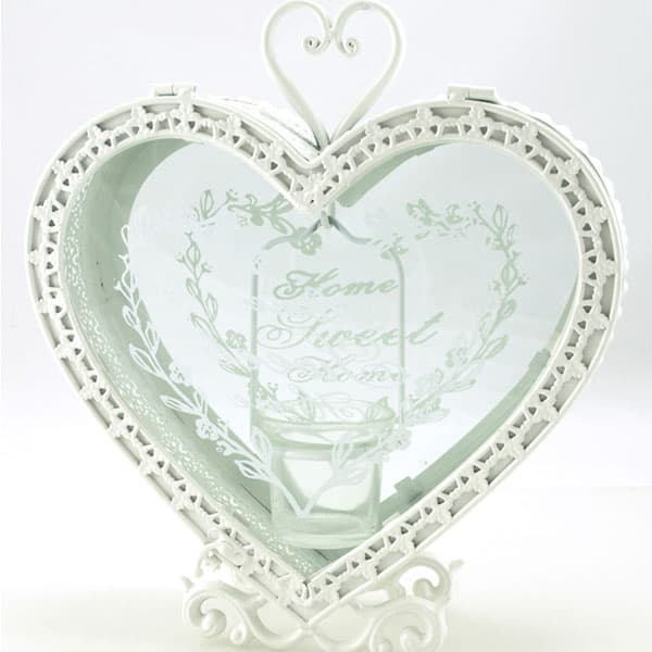 Ljuvlig hjärtformad lykta med sirliga detaljer shabby chic