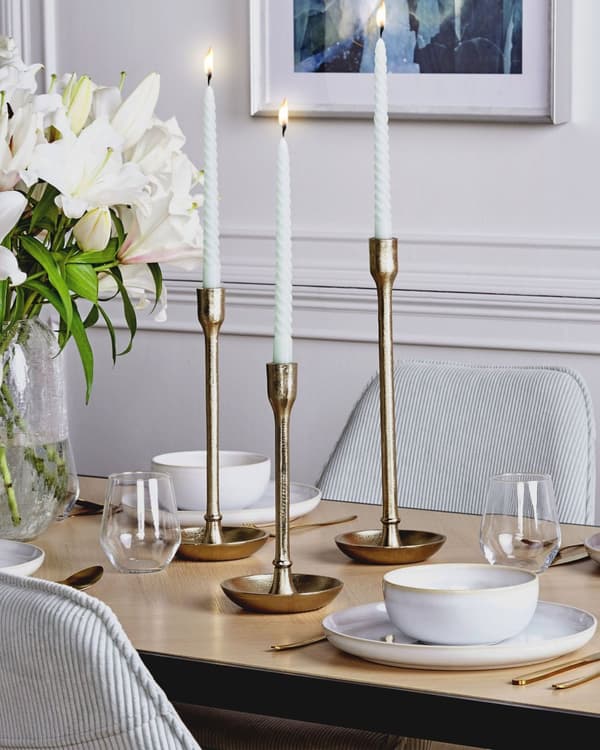 Et sæt med 3 Guld Lysestager med Runde Aluminiumsbund Elegant Glamourøs Stil