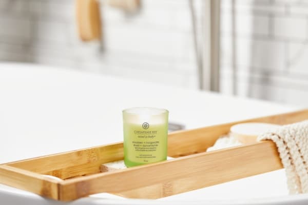 Chesapeake Bay Scented candle with wooden lid - Lemongrass Eucalyptus