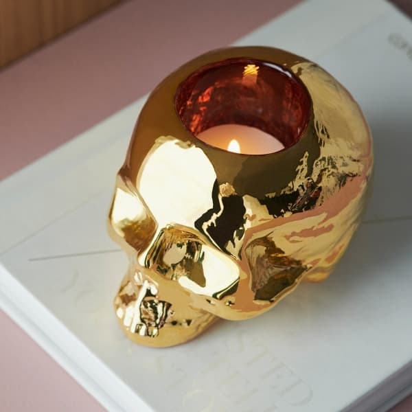 Still Life Skull Ljuslykta Gold - Kosta Boda