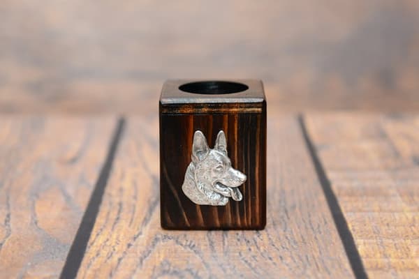 Schæferhund, Alsace - træ lysestage med en hund, en unik souvenir efter tabet af en hund, håndværk af Art-Dog