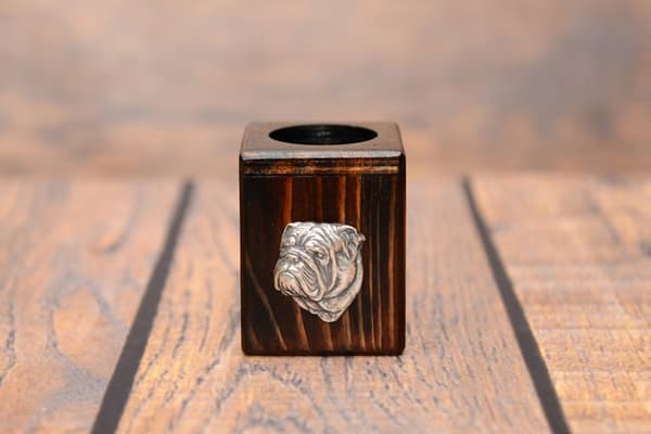 Engelsk bulldog, Bulldog II - træ lysestage med en hund, en unik souvenir efter tabet af en hund, håndværk af Art-Dog