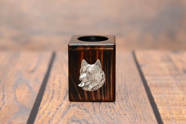 Alaskanmalamuutti - puinen kynttilänjalka koiran kanssa, ainutlaatuinen matkamuisto koiran menetyksen jälkeen, Art-Dogin käsityö