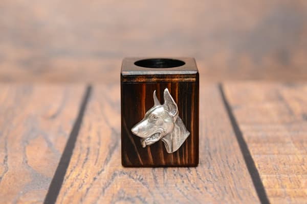 Doberman, Dobermann I - træ lysestage med en hund, en unik souvenir efter tabet af en hund, håndværk af Art-Dog
