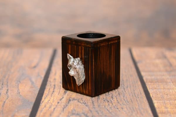 Kiinanharjakoira - puinen kynttilänjalka koiran kanssa, ainutlaatuinen matkamuisto koiran menetyksen jälkeen, Art-Dogin käsityö