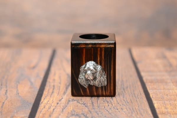 Cavalier King Charles Spaniel I - træ lysestage med en hund, en unik souvenir efter tabet af en hund, håndværk af Art-Dog