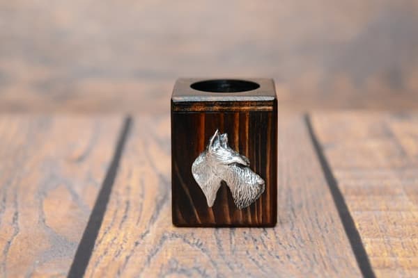 Skotsk terrier, Aberdeen Terrier - træ lysestage med en hund, en unik souvenir efter tabet af en hund, håndværk af Art-Dog