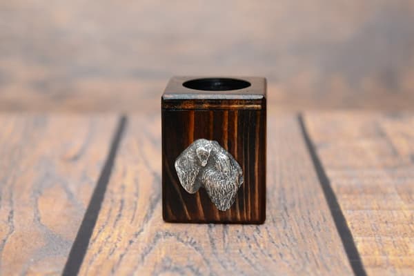 Russian Black Terrier - træ lysestage med en hund, en unik souvenir efter tabet af en hund, håndværk af Art-Dog