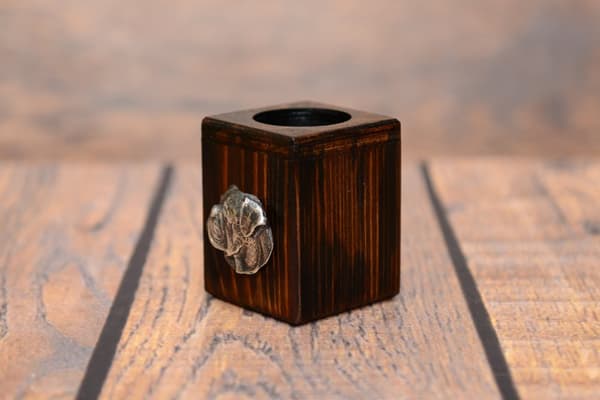 Amerikansk bulldog - träljusstake med en hund, en unik souvenir efter förlusten av en hund, hantverk av Art-Dog