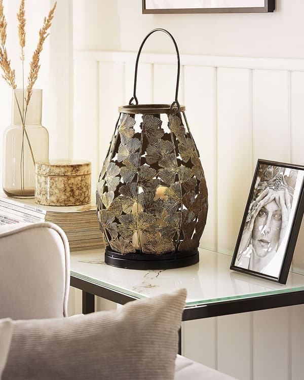 Guldmetal 25 cm ginkgo blad lanterne med en lysestage af glas