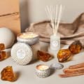 Miniatyrbillede 4 af 4: Voluspa 3-Wick Candle Decorative Tin Suede Blanc 340g