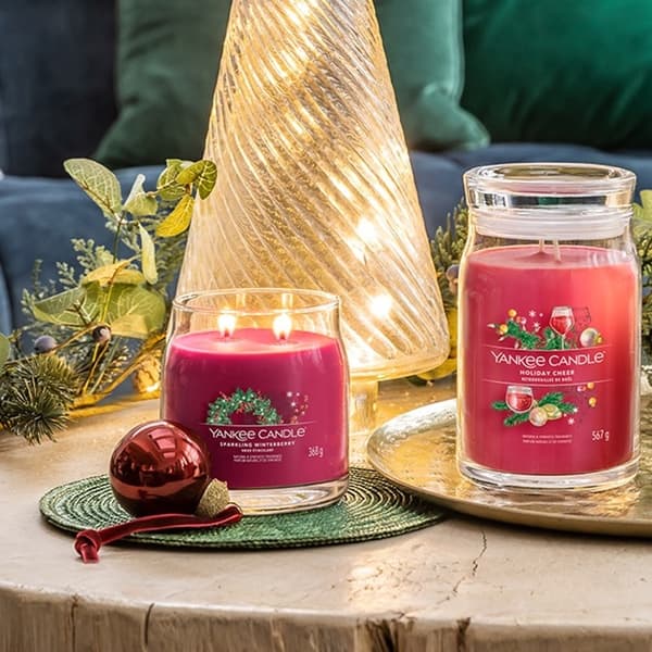 Yankee Candle Signature Medium Jar Sparkling Winterberry 368g