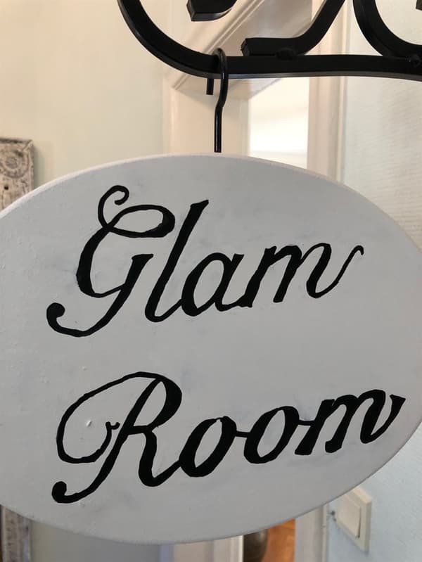 Skilt GLAM Room
