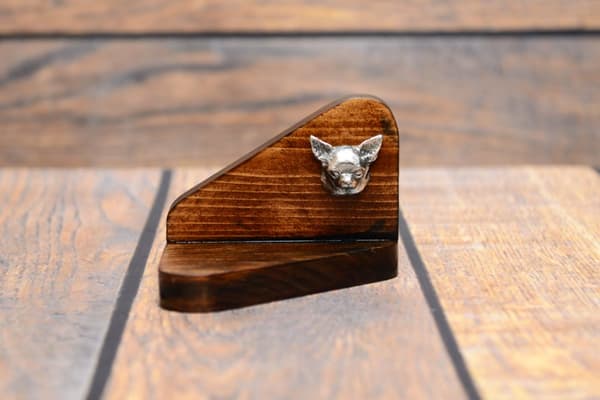 Lyhytkarvainen Chihuahua - puinen kynttilänjalka koiralla, kynttilänjalka, Art-Dogin koiramuistomerkki