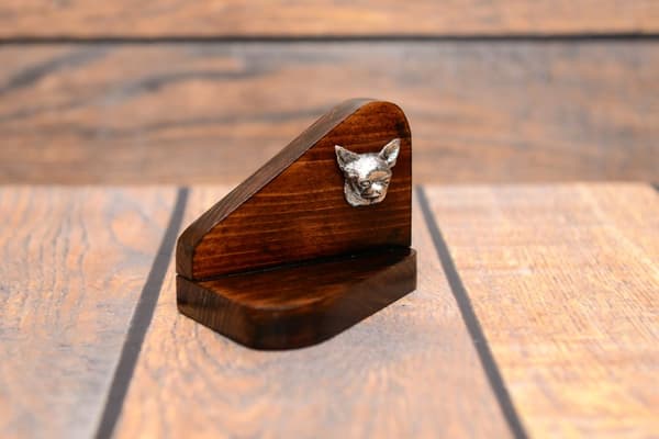 Lyhytkarvainen Chihuahua - puinen kynttilänjalka koiralla, kynttilänjalka, Art-Dogin koiramuistomerkki