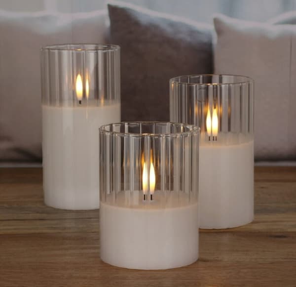 Lasinen LED-kynttilä 15 cm, jossa välkkyvä liekkiefekti
