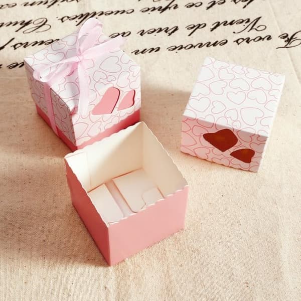 100st godisask med lock ljusrosa band hjärtan Favor Bonbonniere bröllop dop baby girl Material: kartong papper...