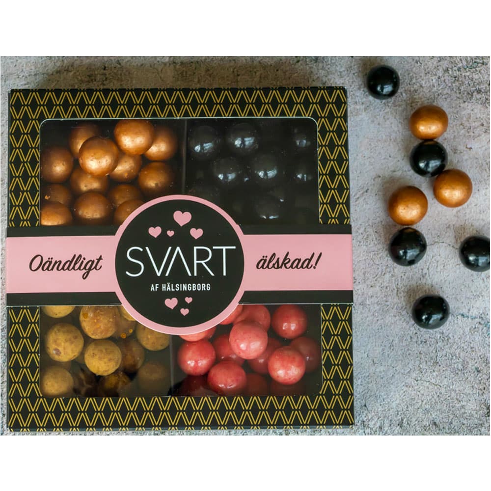 Oändligt älskad - Lakritsrullad choklad, kolasmak, hallonlakrits, chokladlakrits med rålakrits Svart af Hälsingborg