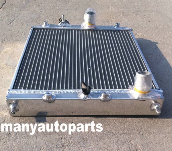 Aluminium radiator, høj køleeffektivitet, kompatibel med forskellige Honda-modeller.