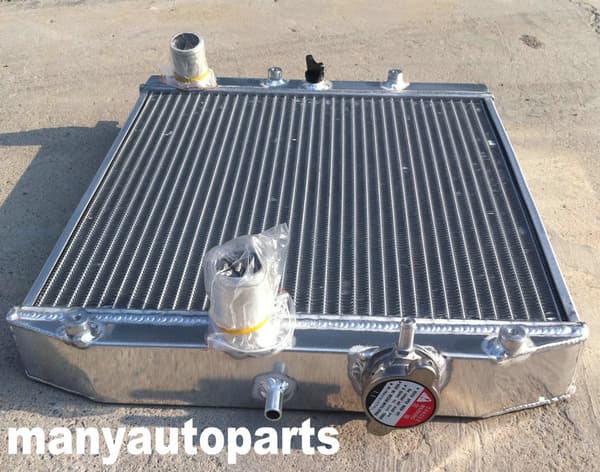 Aluminium radiator, høj køleeffektivitet, kompatibel med forskellige Honda-modeller.