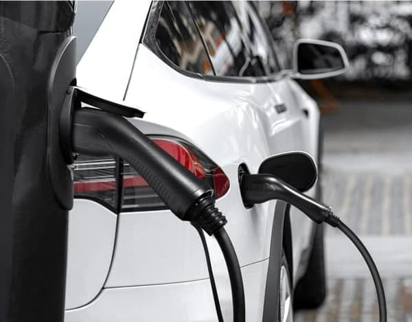 EV:n latauskaapeli -Tyypin 2 latauskaapeli 1-vaiheelle 16A asti, 7-22 kW teho.
