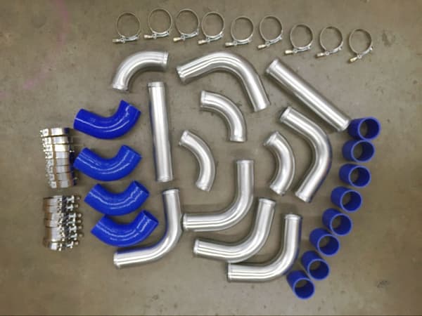 Universelt Aluminium Turbo Rørkit, 2" Diameter, Inkluderer Blå Slanger, Forbedret Luftstrøm
