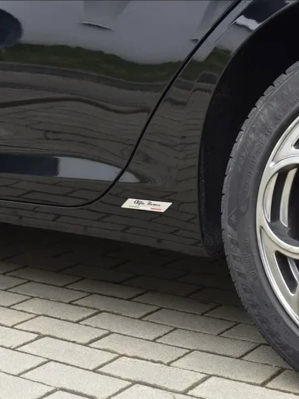 Ruostumattomasta teräksestä valmistetut embleemit, tyylikäs sisustuselementti, helppo asennus, kestävä materiaali