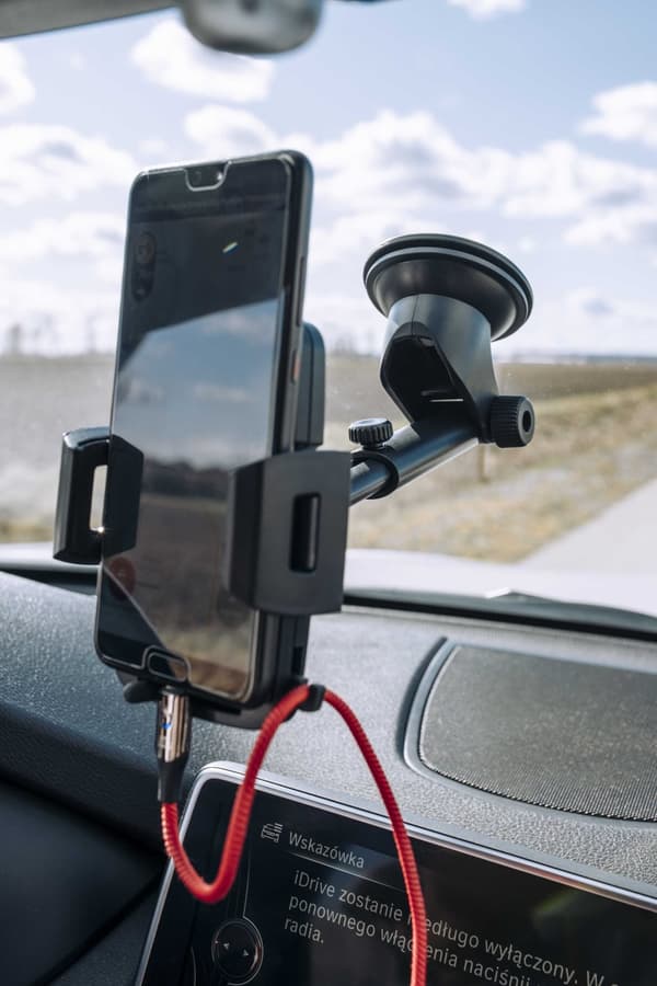 YLEISKÄYTTÖINEN TUKEVA AUTOPUHELIMENPIDE