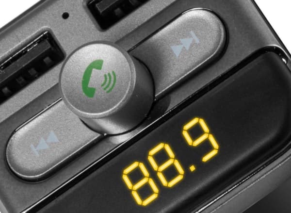 Technaxx FMT-900 FM-lähetin 12-24V ja Bluetooth handsfree-autosarja, jossa 2 x USB