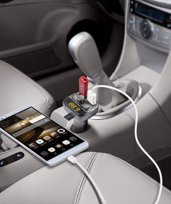 Technaxx FMT-900 FM-lähetin 12-24V ja Bluetooth handsfree-autosarja, jossa 2 x USB