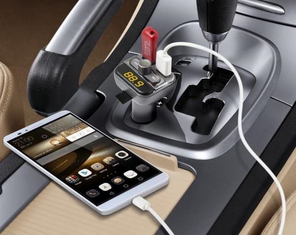 Technaxx FMT-900 FM-lähetin 12-24V ja Bluetooth handsfree-autosarja, jossa 2 x USB