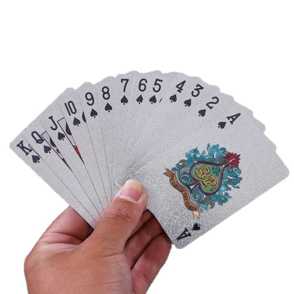 Hopealla oleva pelikorttipokerikorttipeli hopeadollarina