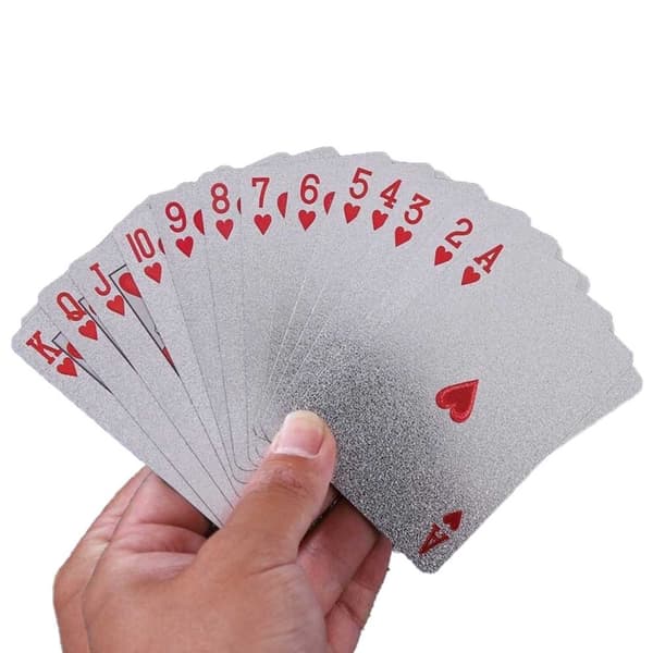 Hopealla oleva pelikorttipokerikorttipeli hopeadollarina
