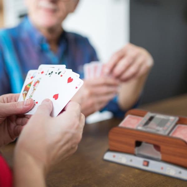 Relaxdays Automatic Card Shuffler 2 däck batteridriven pokerrummy batteridriven i trälook, natur