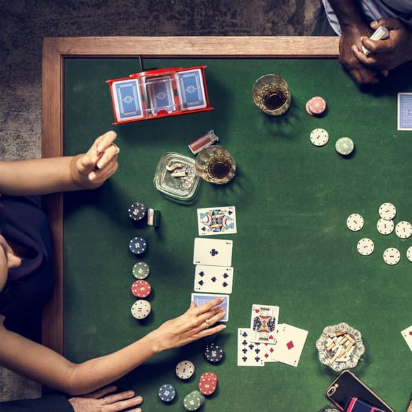 Relaxdays Kortblandare, manuell, 2 spel, med vev, för spelkort upp till 91 mm, plast, röd/svart
