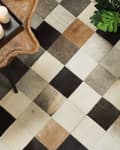 Pikkukuva 2 / 6: Matto monivärinen 230 x 200 cm tilkkutäkki lehmännahka huopa käsintehty