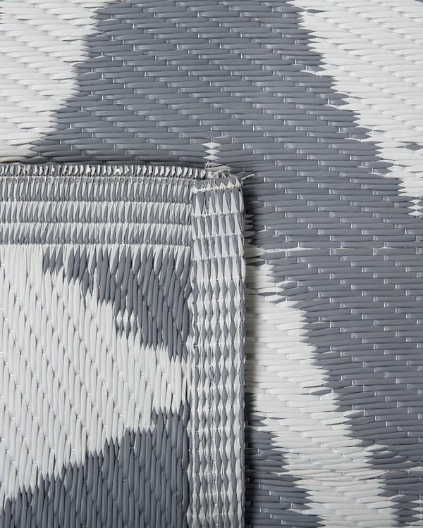 Udendørs tæppe grå 90 x 180 cm modstandsdygtig over for meldug og vejrforhold rektangulært moderne zigzag mønster