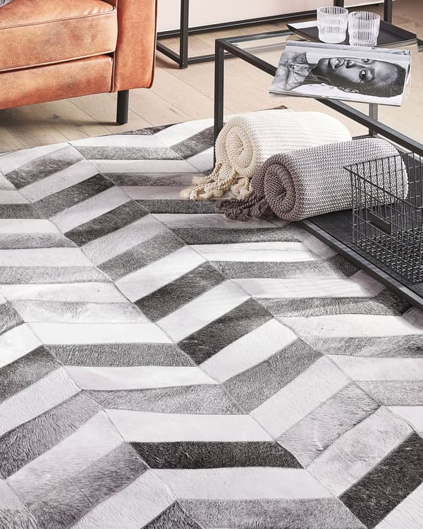 Gulvtæppe Brun/grå Læder Filt 140 x 200 cm Rektangulær Chevron Zig Zag Ko Skind Mønster Soveværelse Stue Entré Boho Retro Indretning Tilbehør