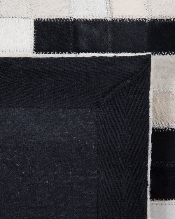 Gulvtæppe Sort Hvid Læder 80 x150 cm Rektangulært Korthåret Patchwork Koskind Stribet Mønster Stue Soveværelse Indretning under Sofabord