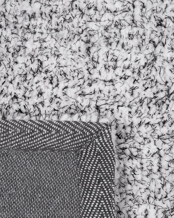Gulvtæppe Sort Hvid Polyester og Bomuld 140 x 200 cm Moderne Korthåret Fluffy Tæppe til Under Sofa og Spisebord Blød Tilbehør Soveværelse stil