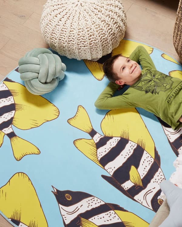 Flerfarvet børnetæppe 80 x 140 cm med gul fisk til et børneværelse