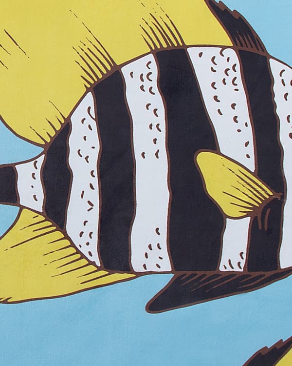 Flerfarvet børnetæppe 80 x 140 cm med gul fisk til et børneværelse